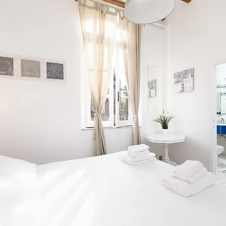 White Terrace Navona Apartment *